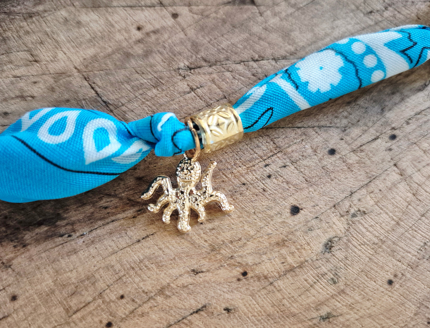 Collier bandana sea blue charms dorés "Wild & Free"