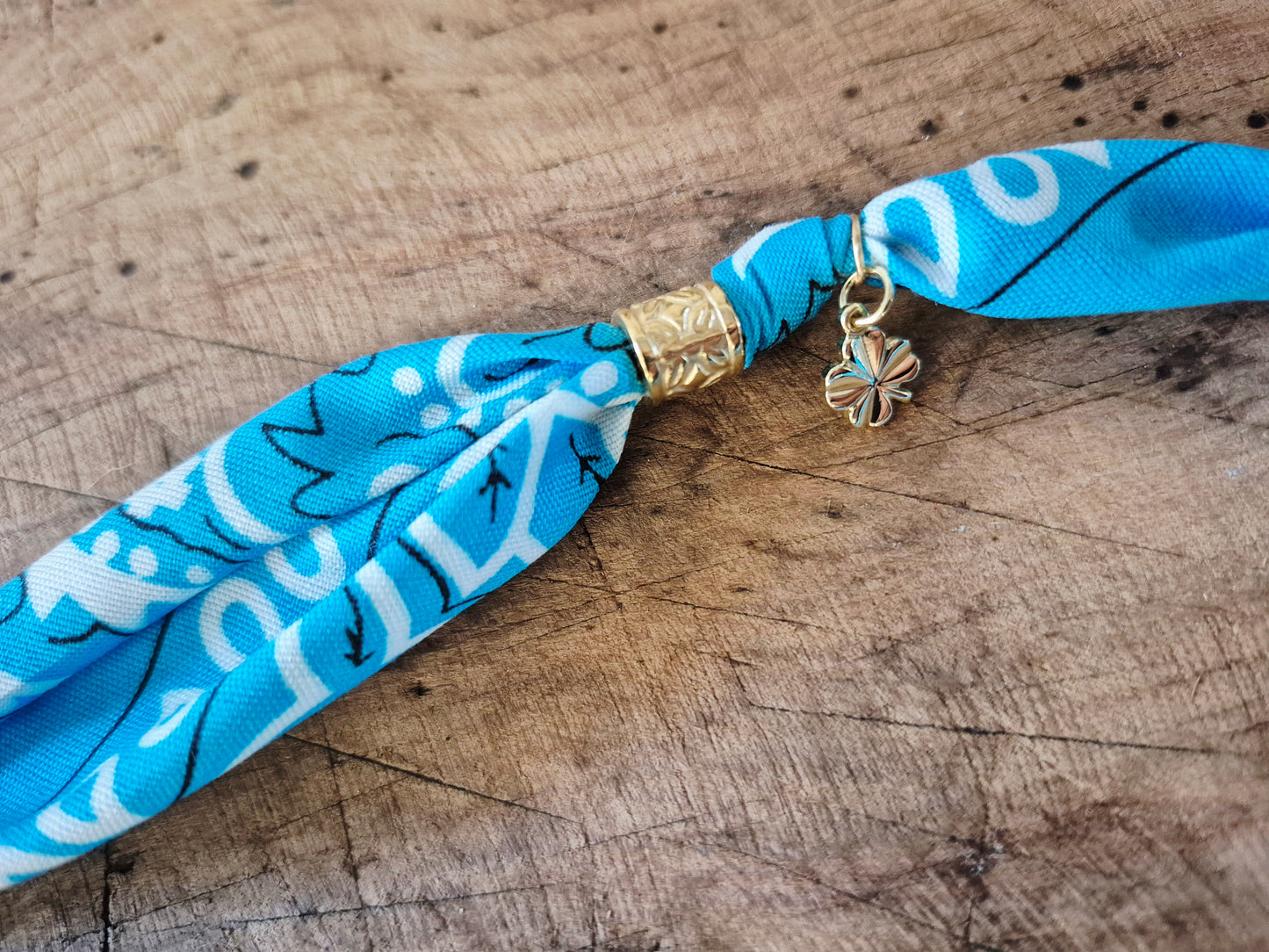 Collier bandana nature bleu charms dorés "Wild & Free"