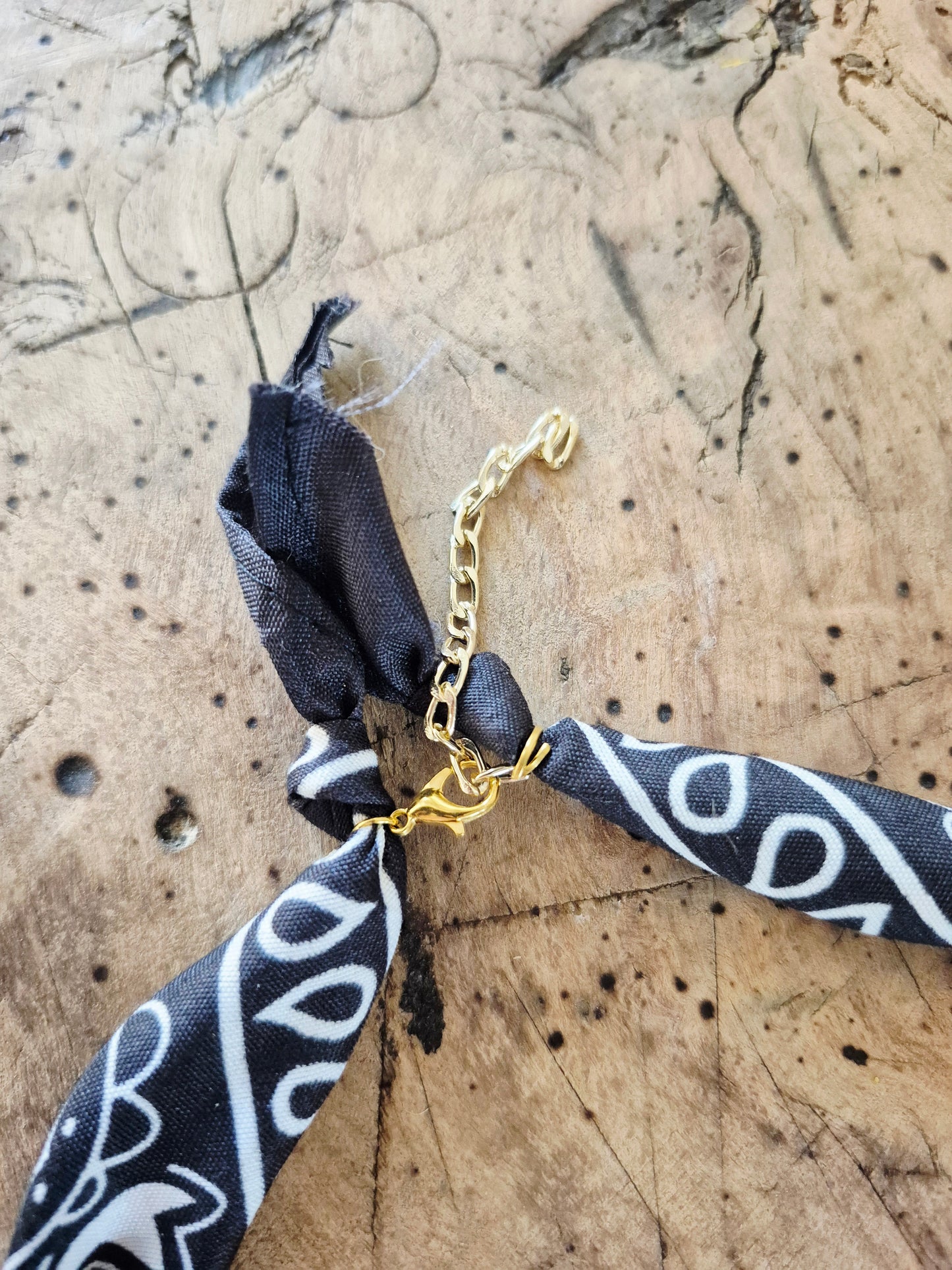 Collier bandana noir charms dorés "Wild & Free"