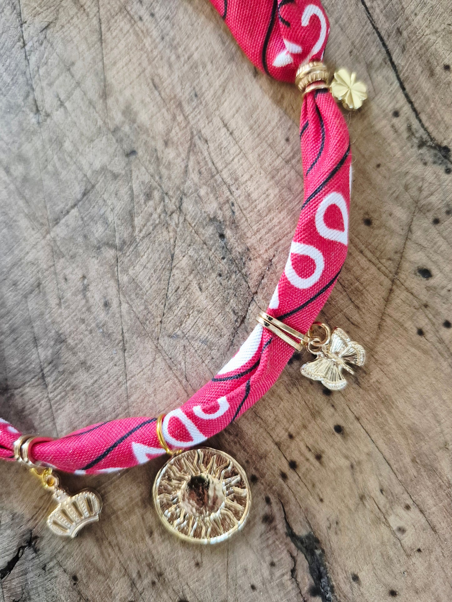 Collier bandana rouge charms "Wild & Free"