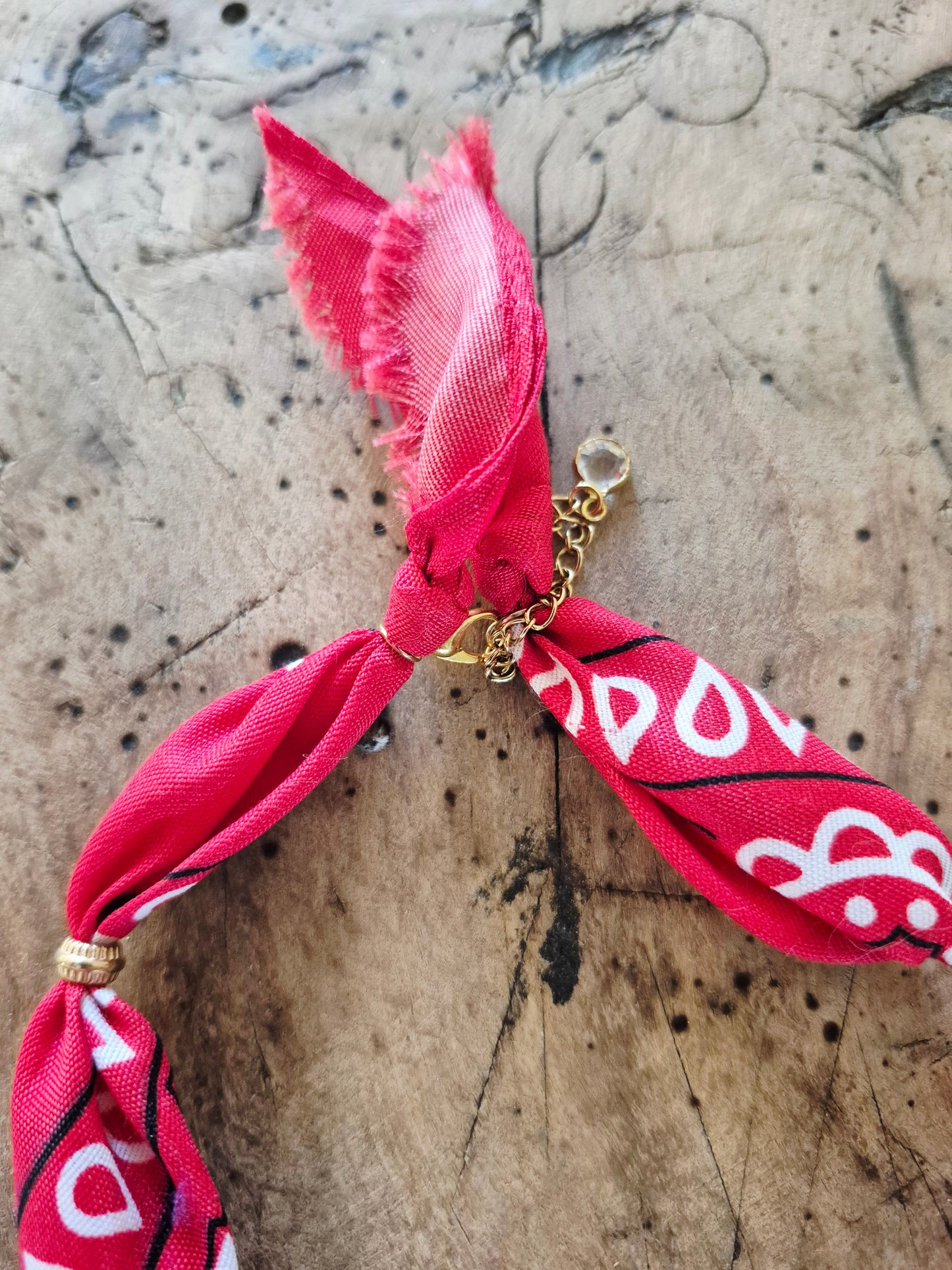 Collier bandana western rouge charms dorés "Wild & Free"
