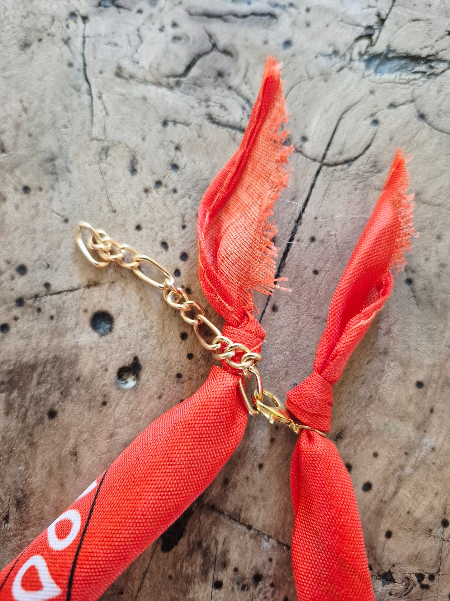 Collier bandana orange charms dorés "Wild & Free"