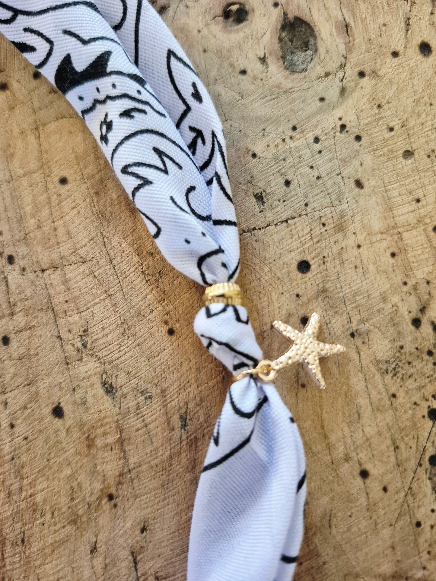 Collier bandana blanc charms dorés "Wild & Free"