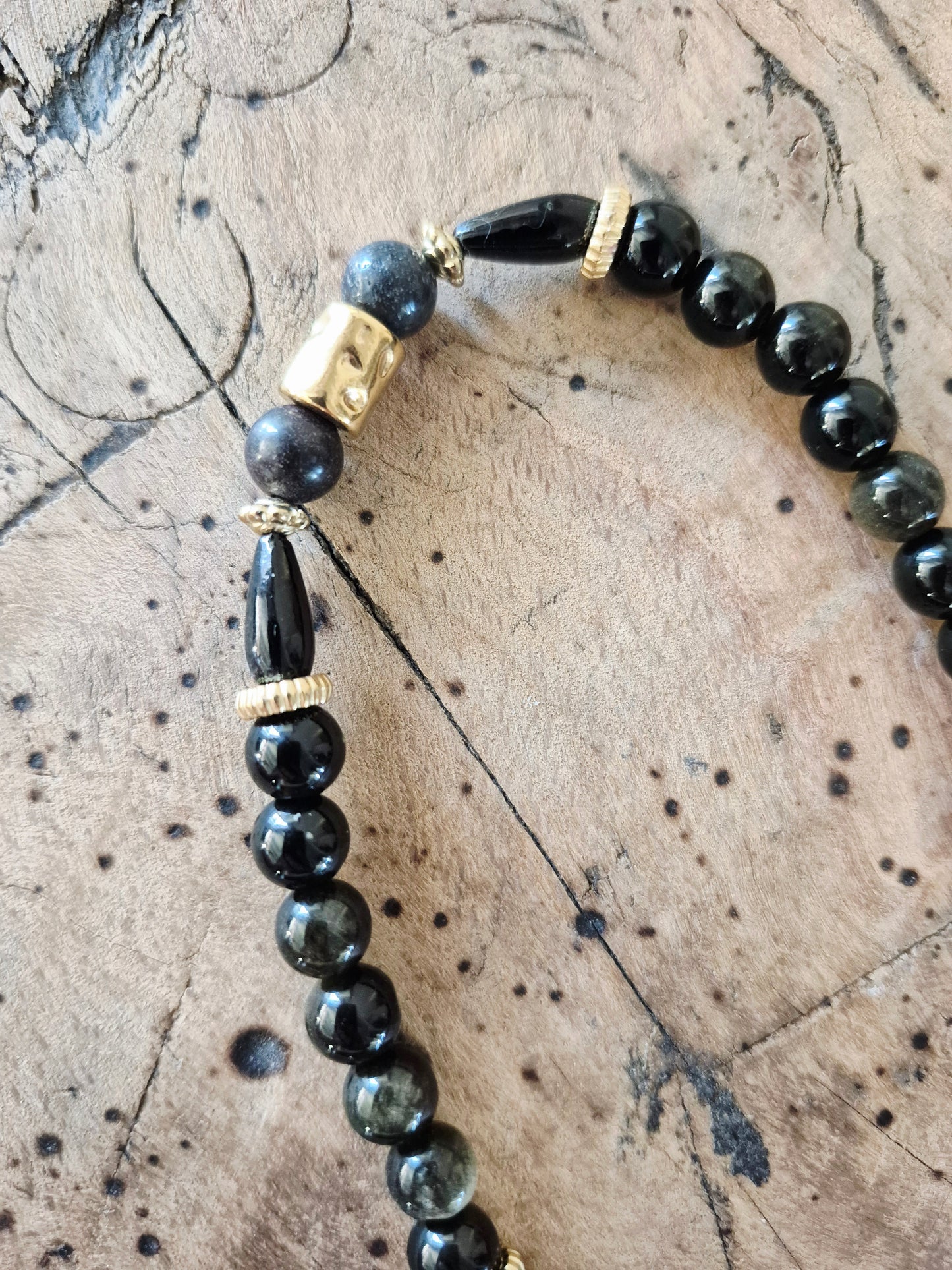 Collier talisman perles naturelles noir, gris et blanc, charm rond martelé doré