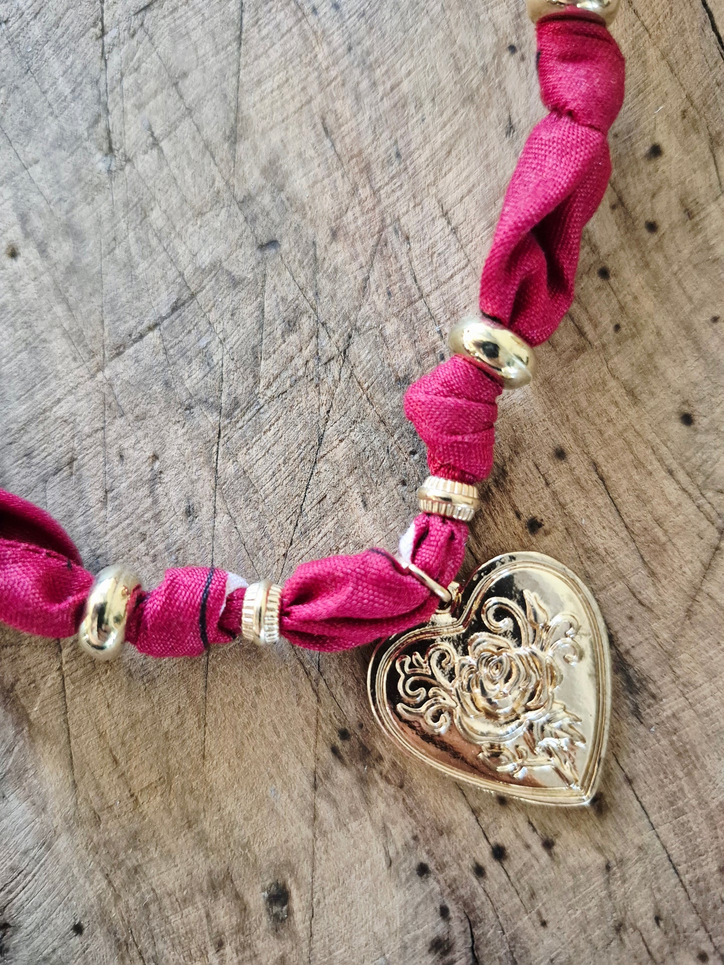 Collier bandana rouge foncé charm cœur doré "Wild & Free"