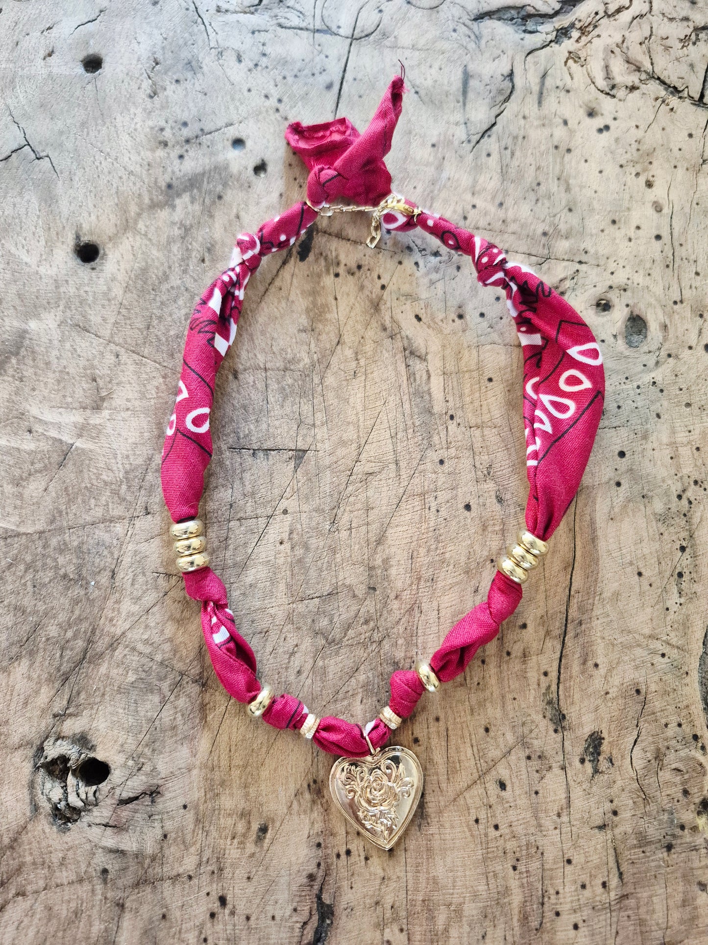 Collier bandana rouge foncé charm cœur doré "Wild & Free"