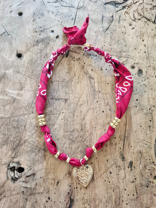 Collier bandana rouge foncé charm cœur doré "Wild & Free"