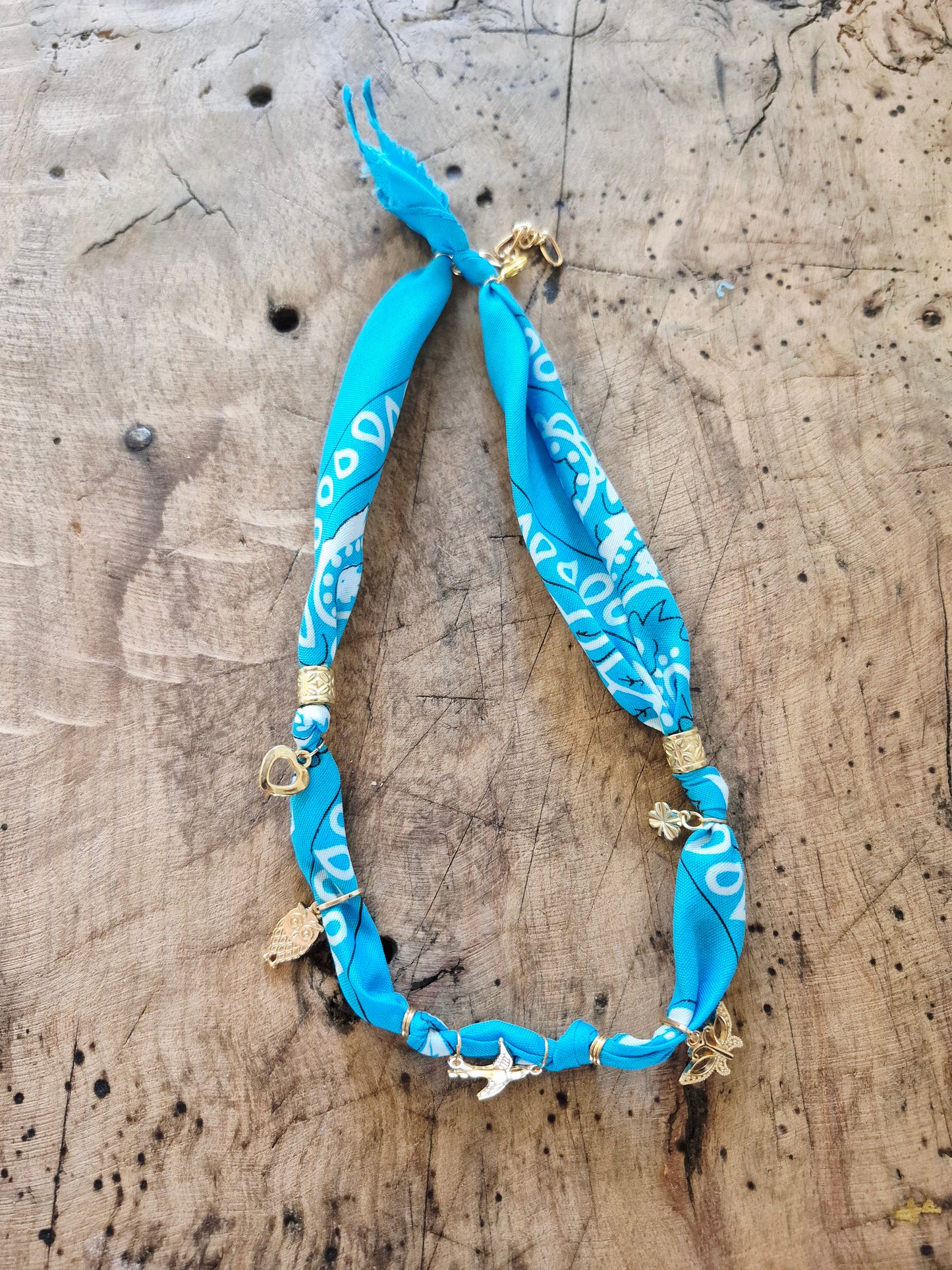 Collier bandana nature bleu  charms dorés "Wild & Free"