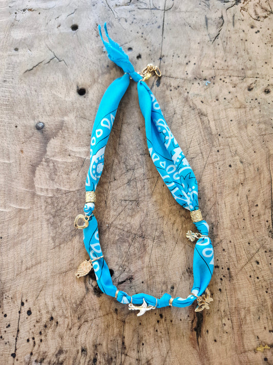 Collier bandana nature bleu  charms dorés "Wild & Free"