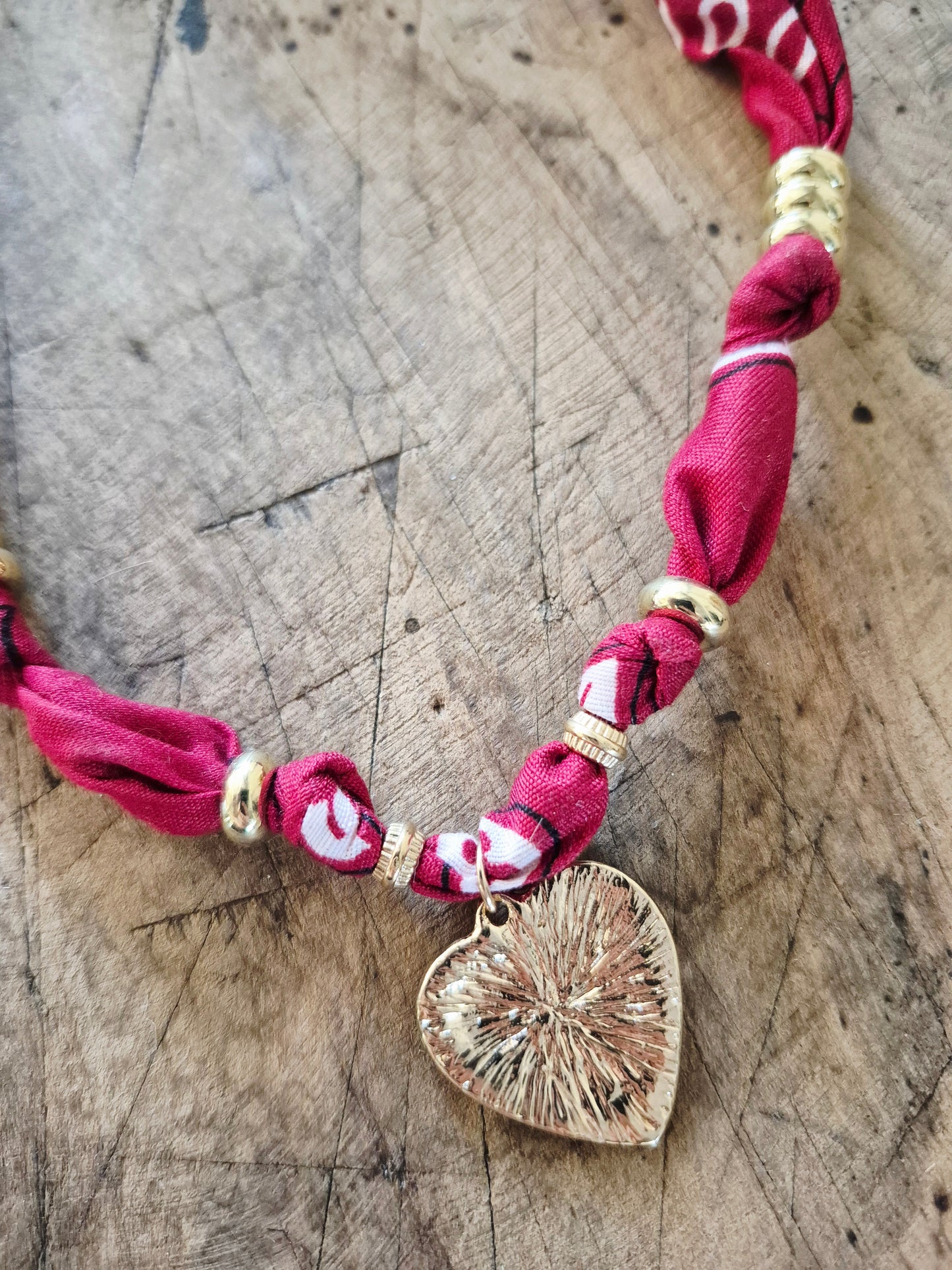 Collier bandana rouge foncé charm cœur doré "Wild & Free"