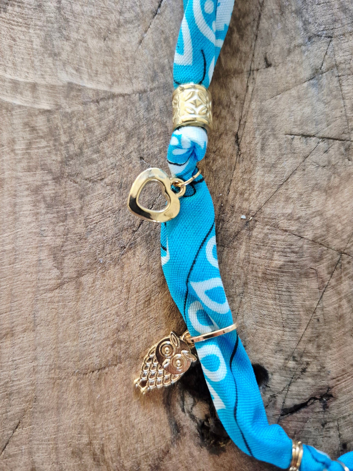 Collier bandana nature bleu  charms dorés "Wild & Free"