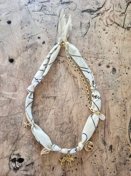 Collier bandana beige charms dorés "Wild & Free"