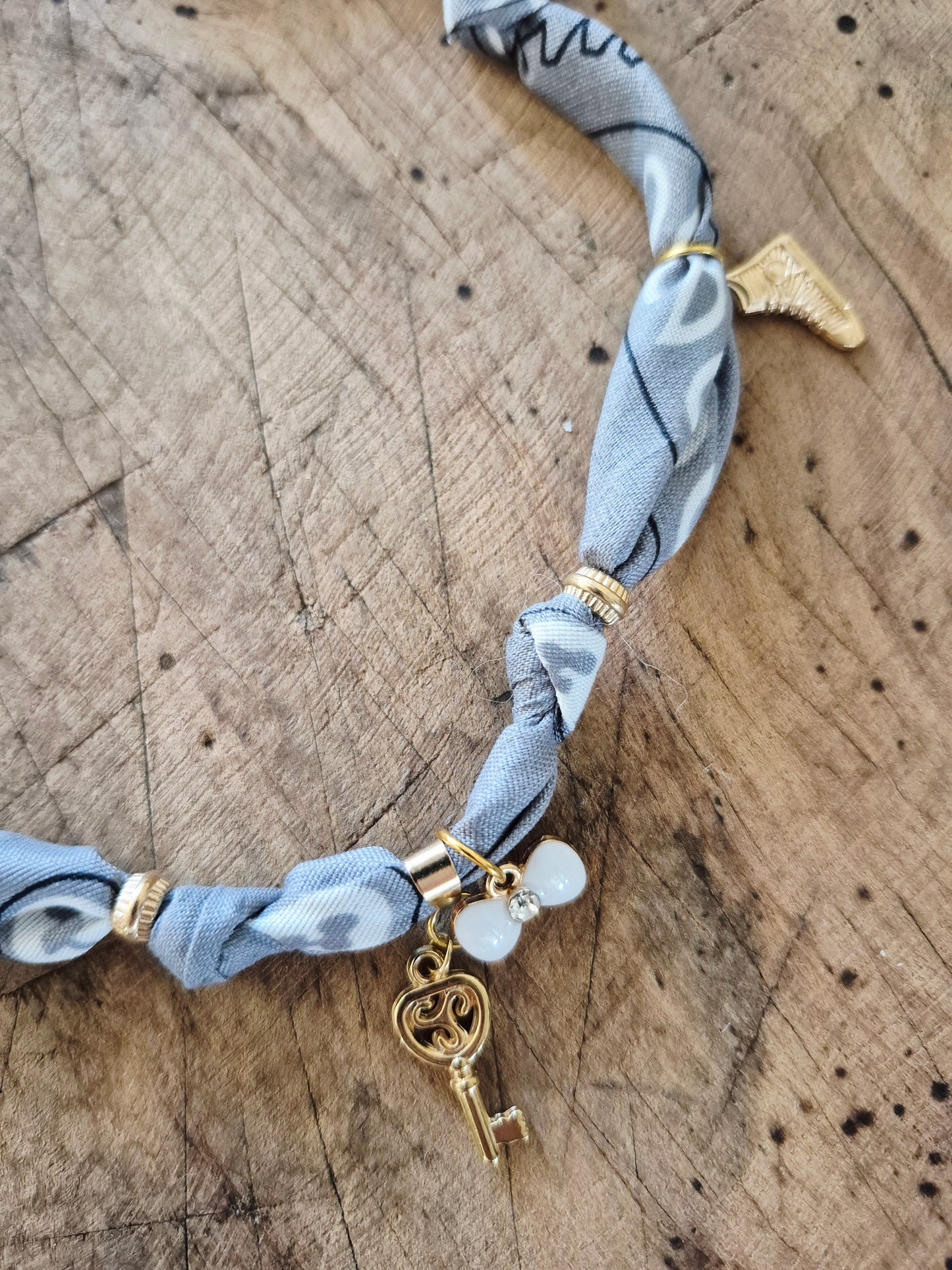 Collier bandana gris charms dorés "Wild & Free"