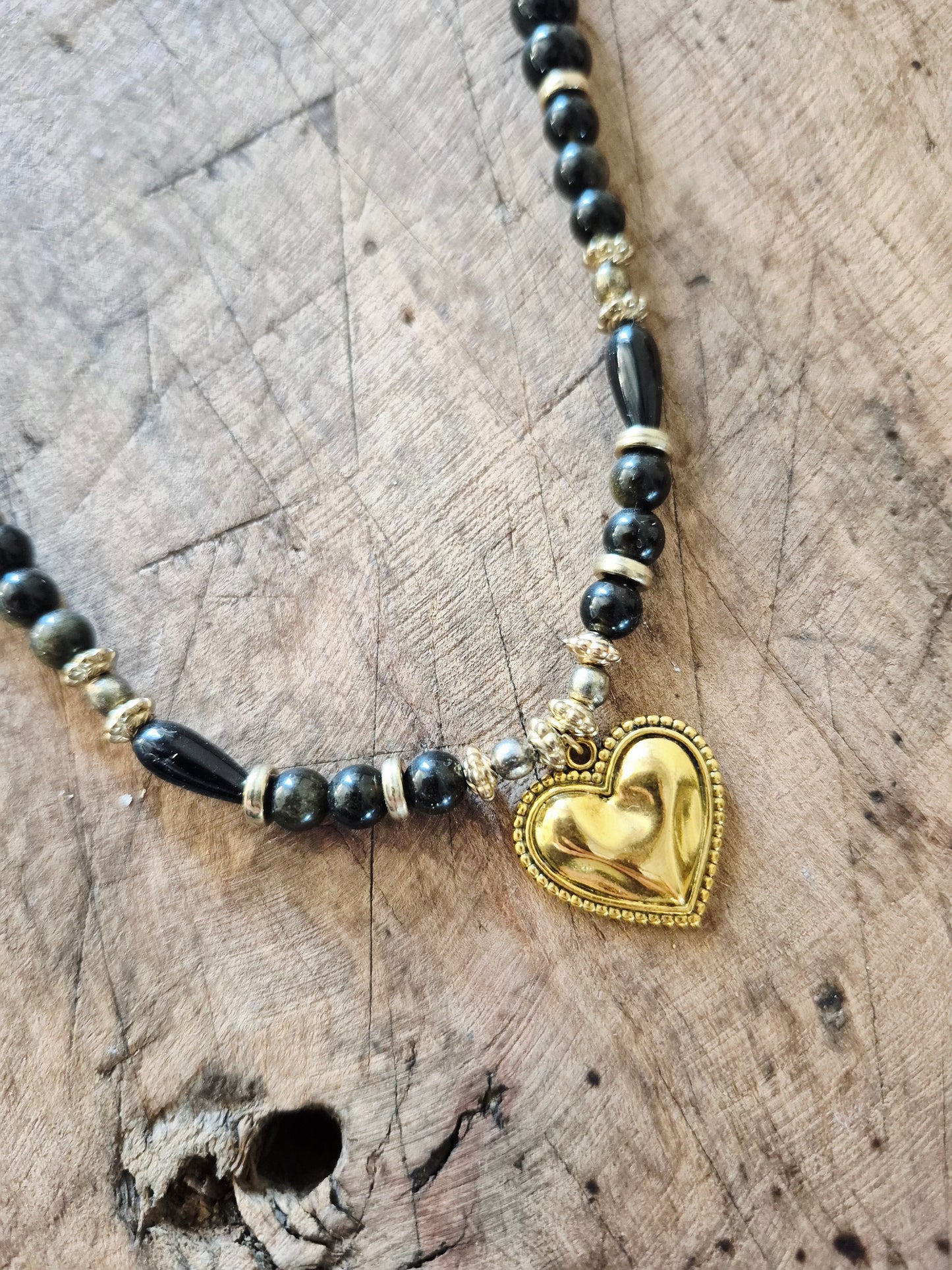 Collier talisman perles naturelles noir, charm Cœur martelé doré