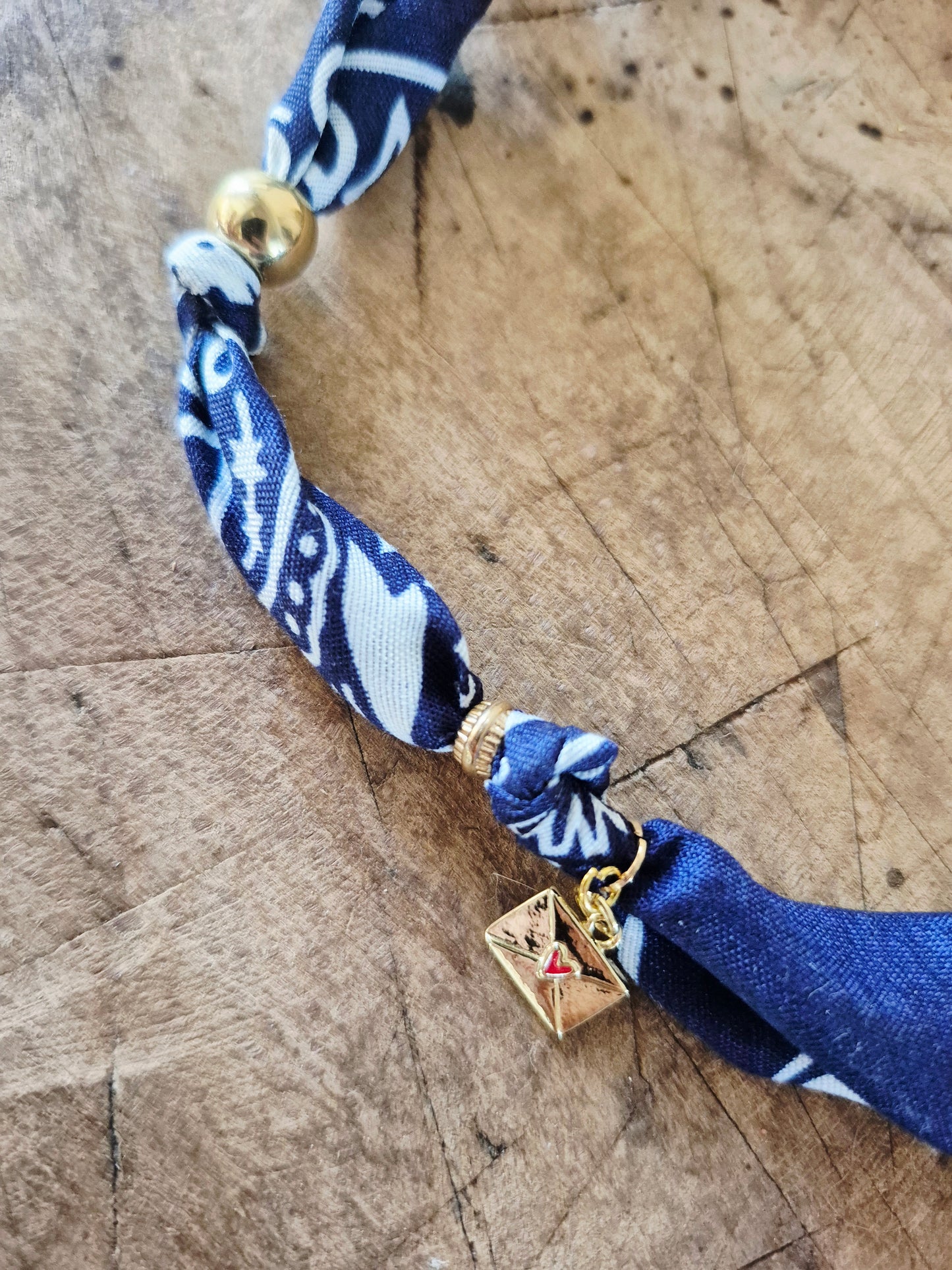 Collier bandana bleu navy charms dorés "Wild & Free"