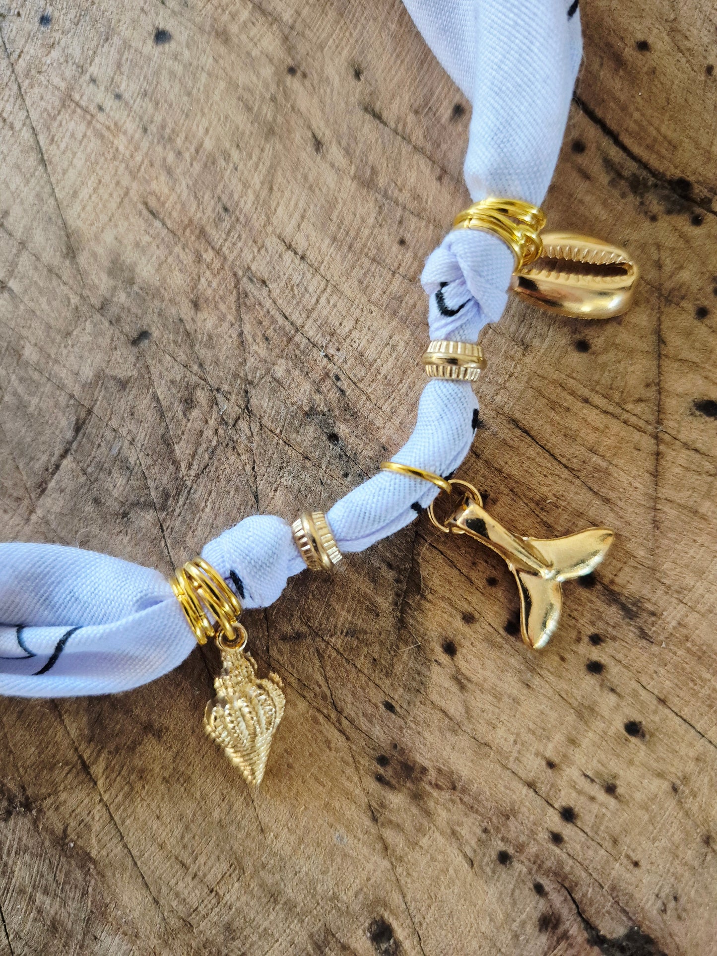 Collier bandana blanc charms dorés "Wild & Free"