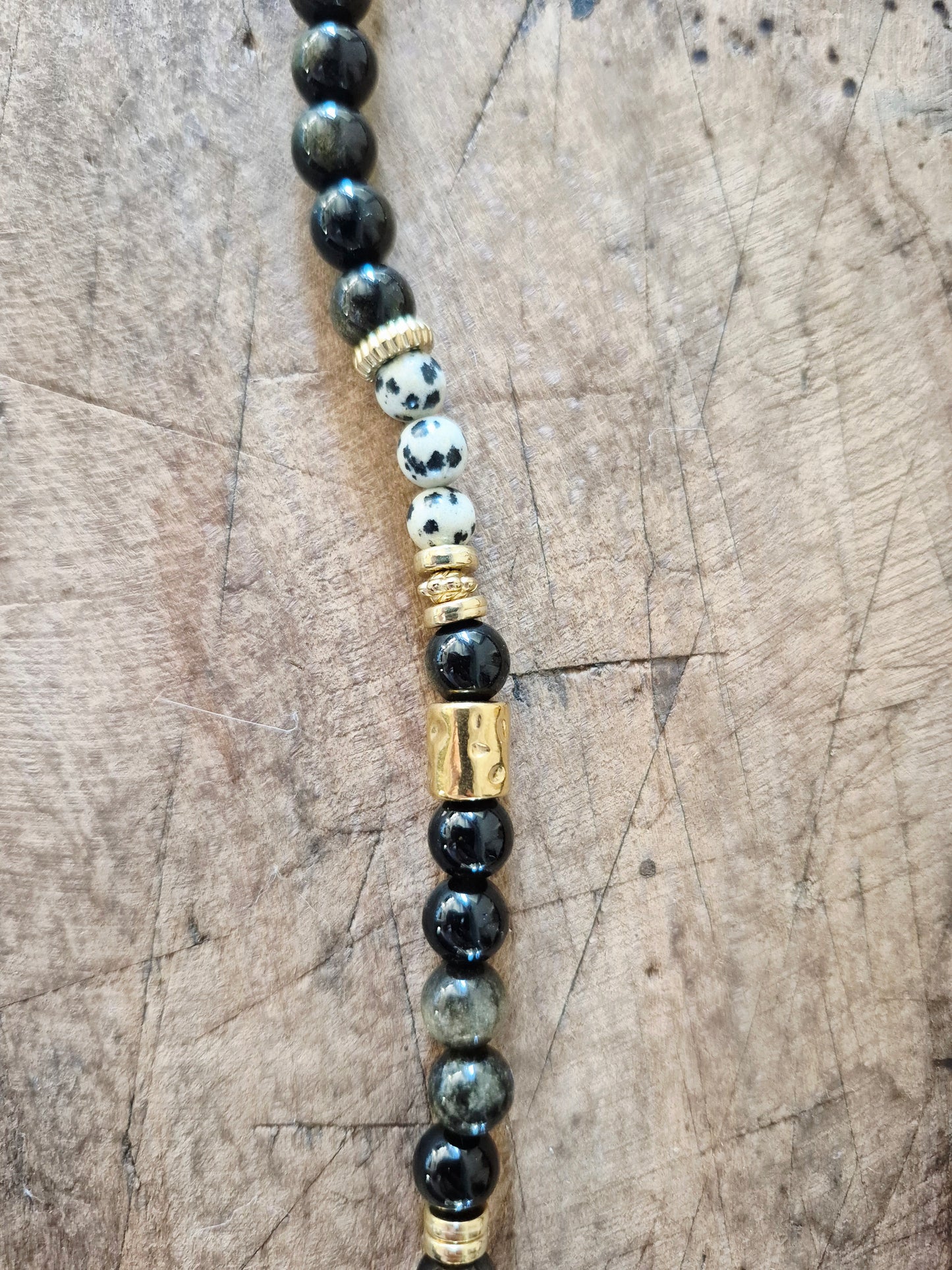 Collier talisman perles naturelles noir, gris et blanc, charm rond martelé doré