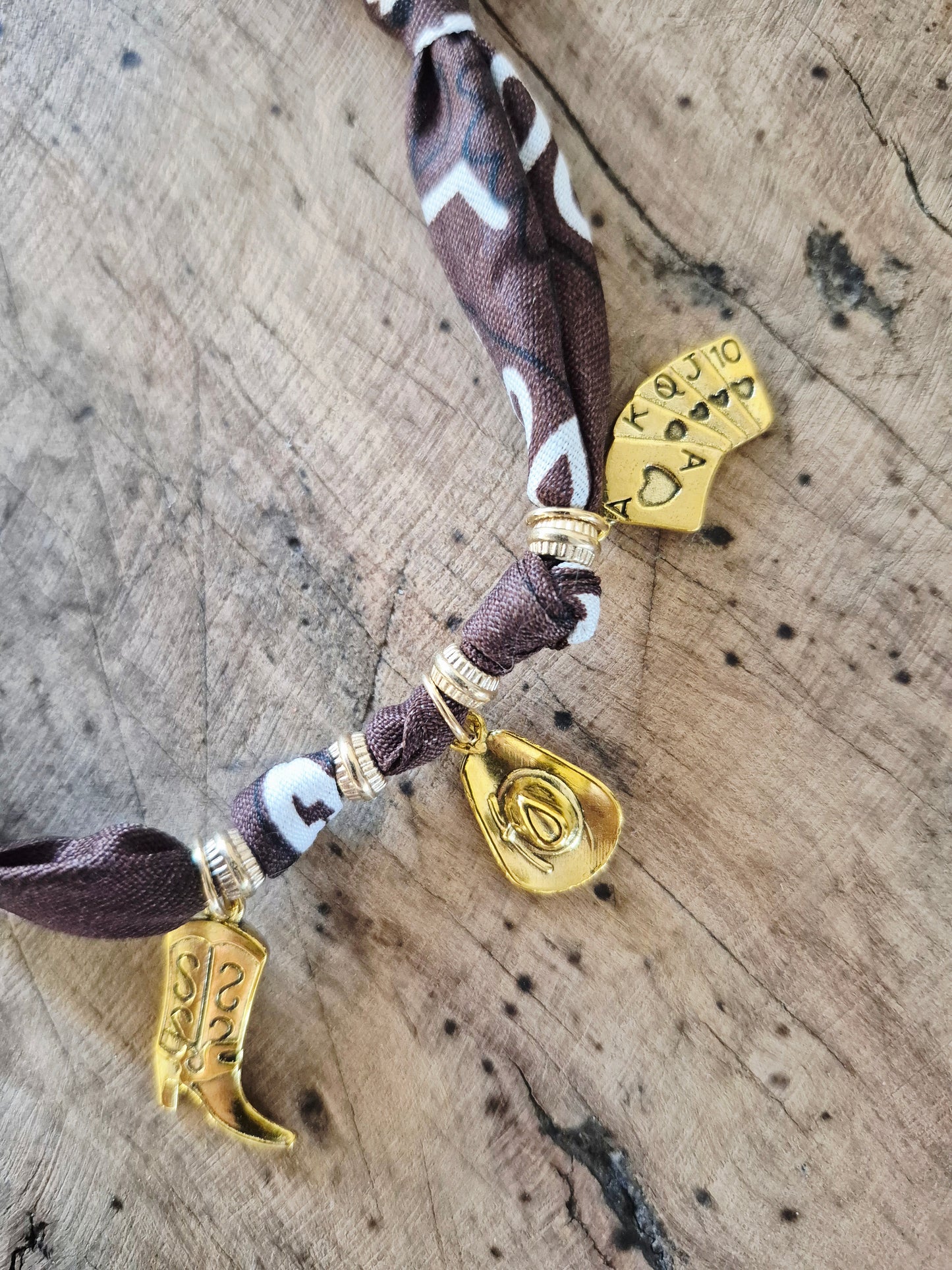 Collier bandana chocolat charms dorés "Wild & Free"