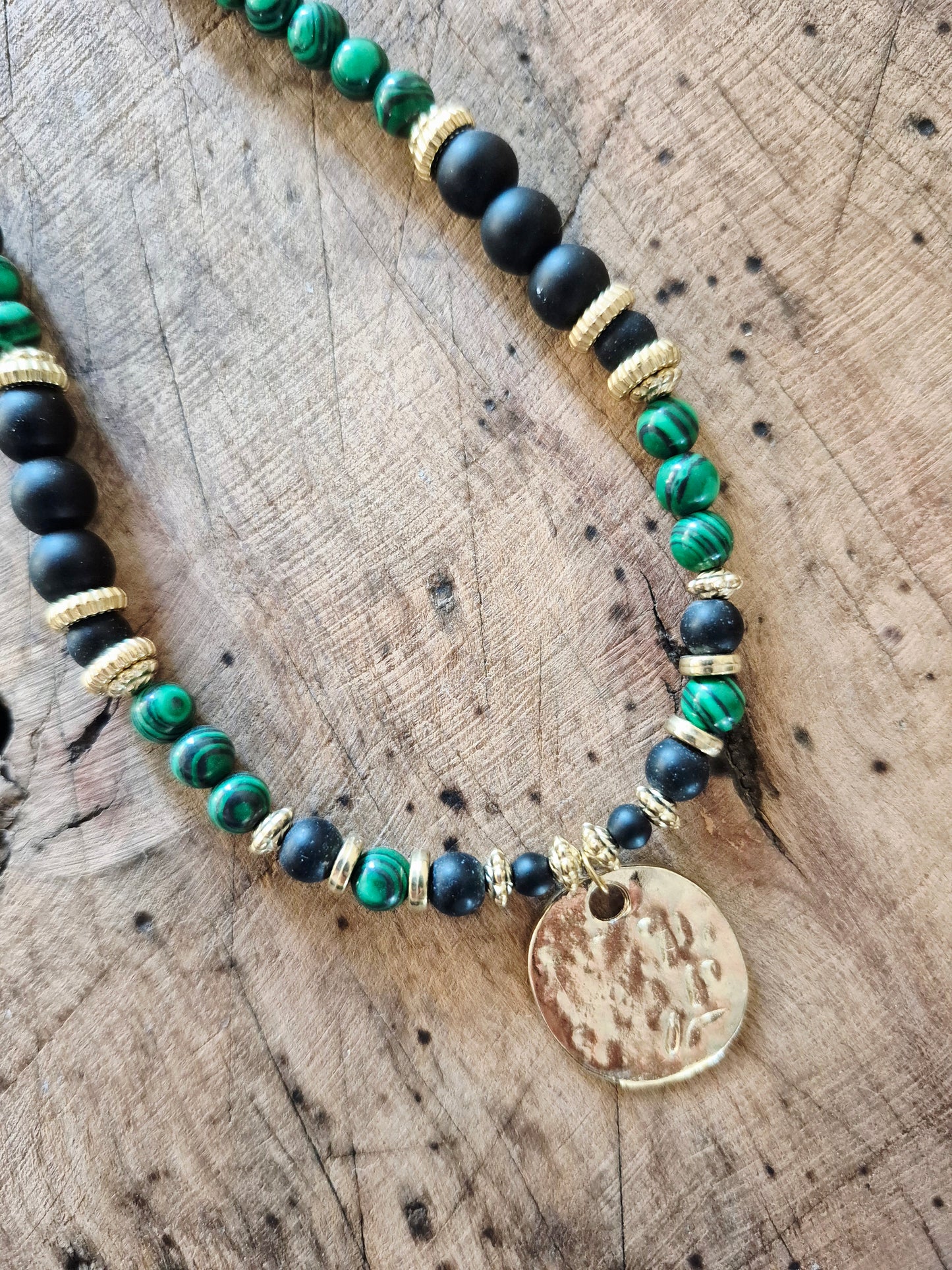 Collier talisman perles naturelles vert et noir, charm rond martelé doré