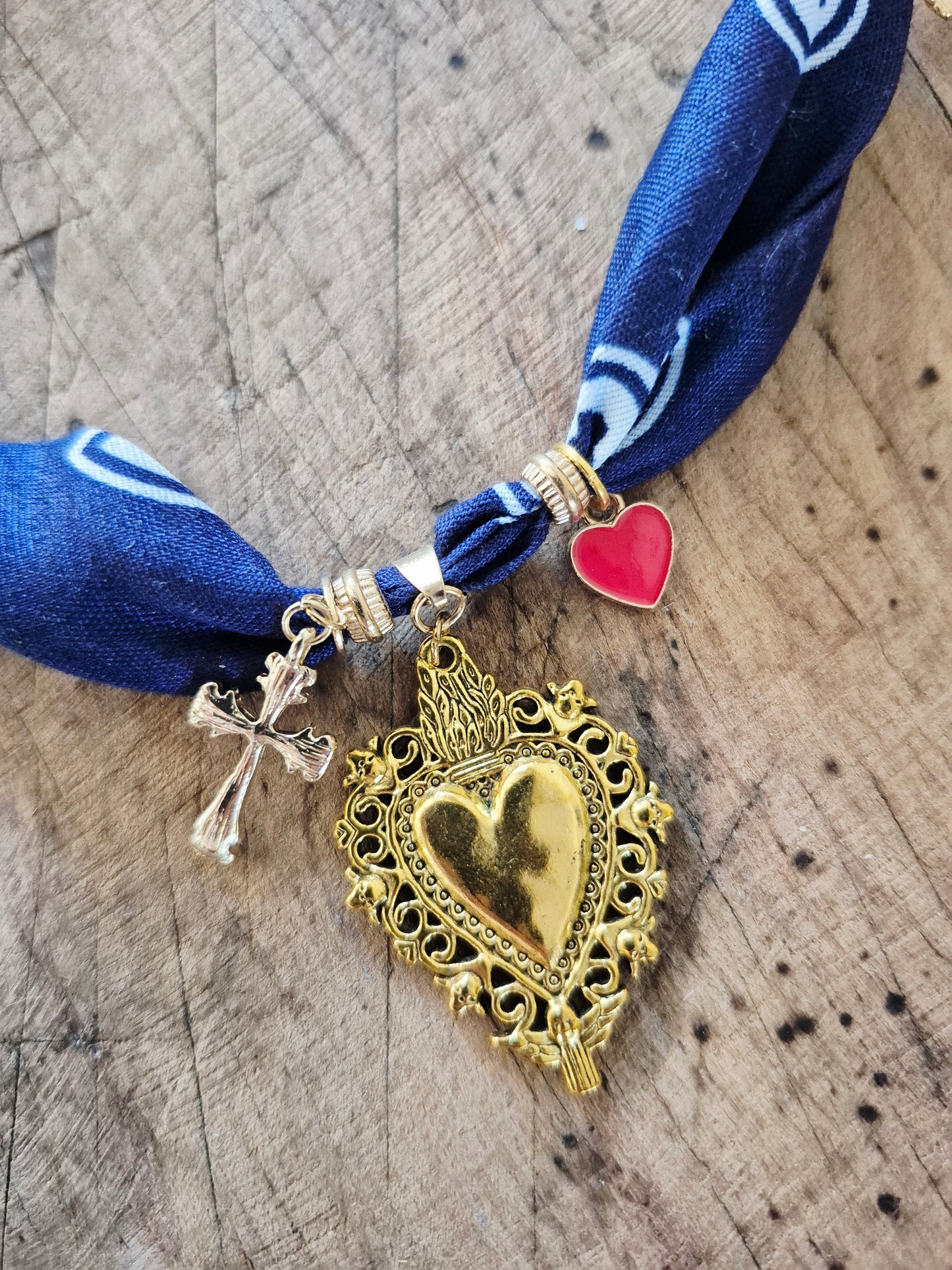 Collier bandana bleu navy charms dorés "Wild & Free"