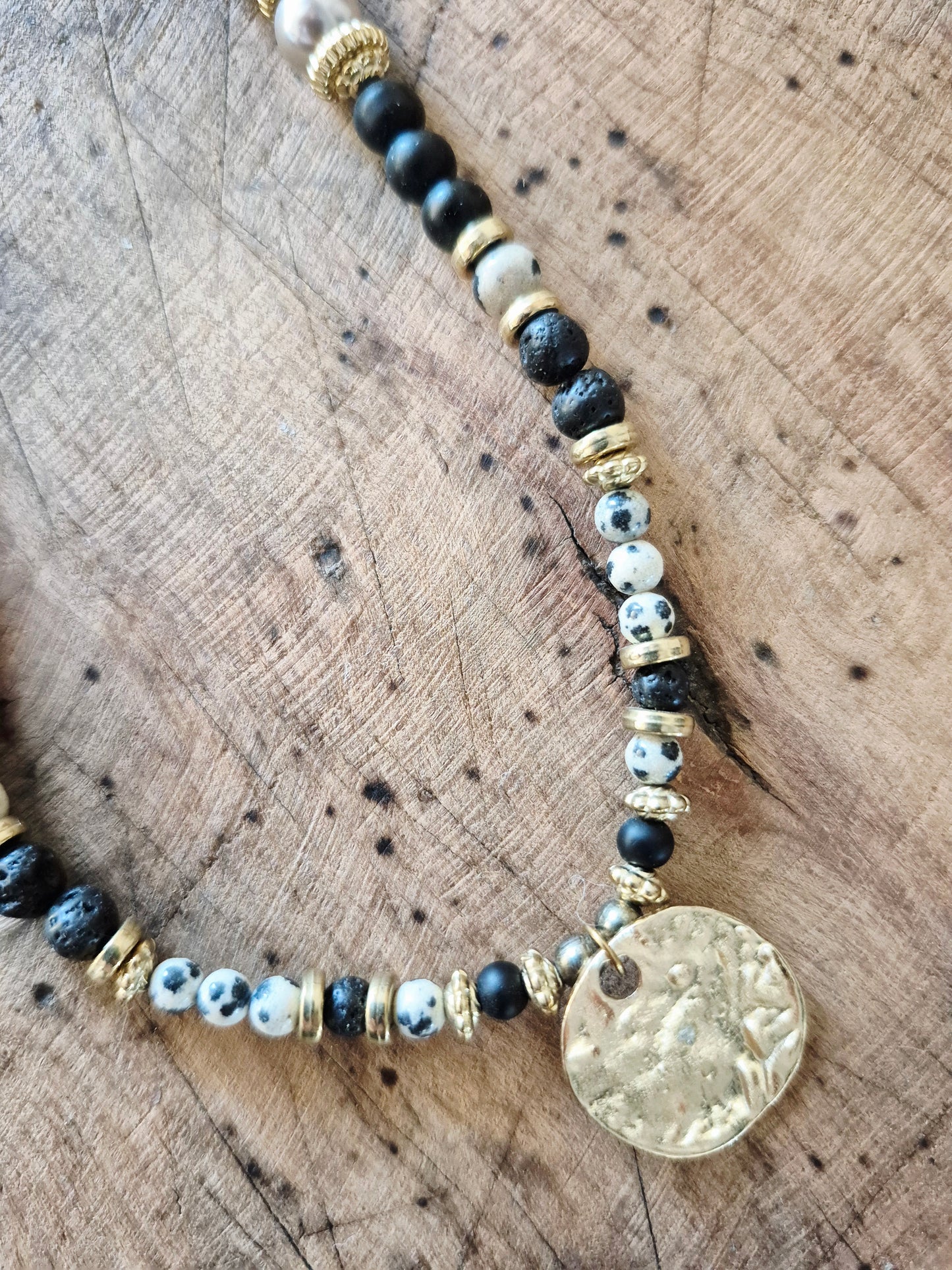 Collier talisman perles naturelles noir, gris et blanc, charm rond martelé doré