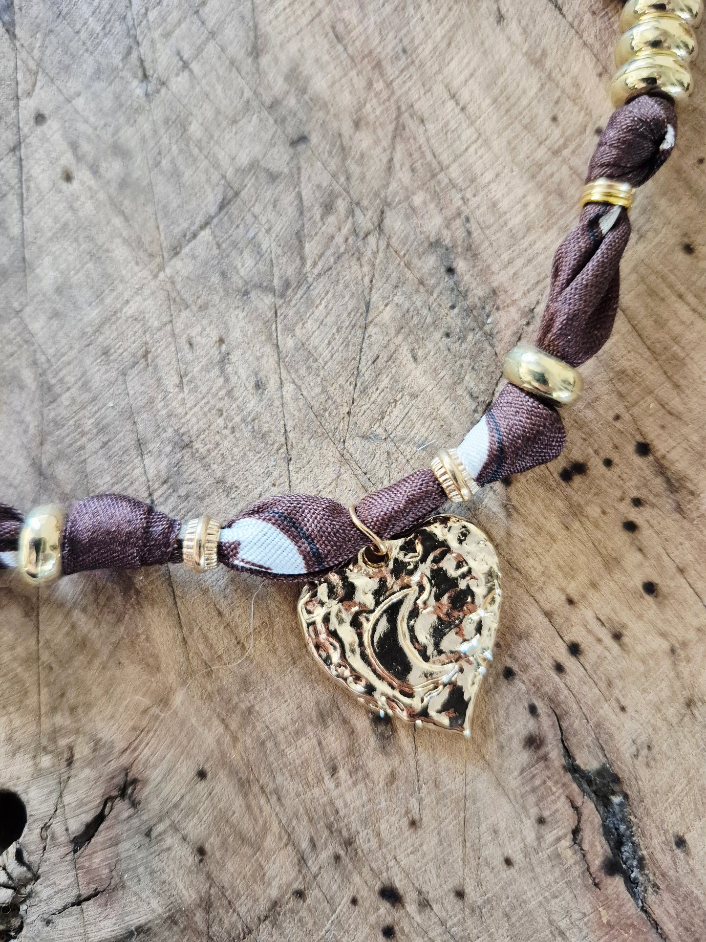 Collier bandana marron charm cœur doré "Wild & Free"