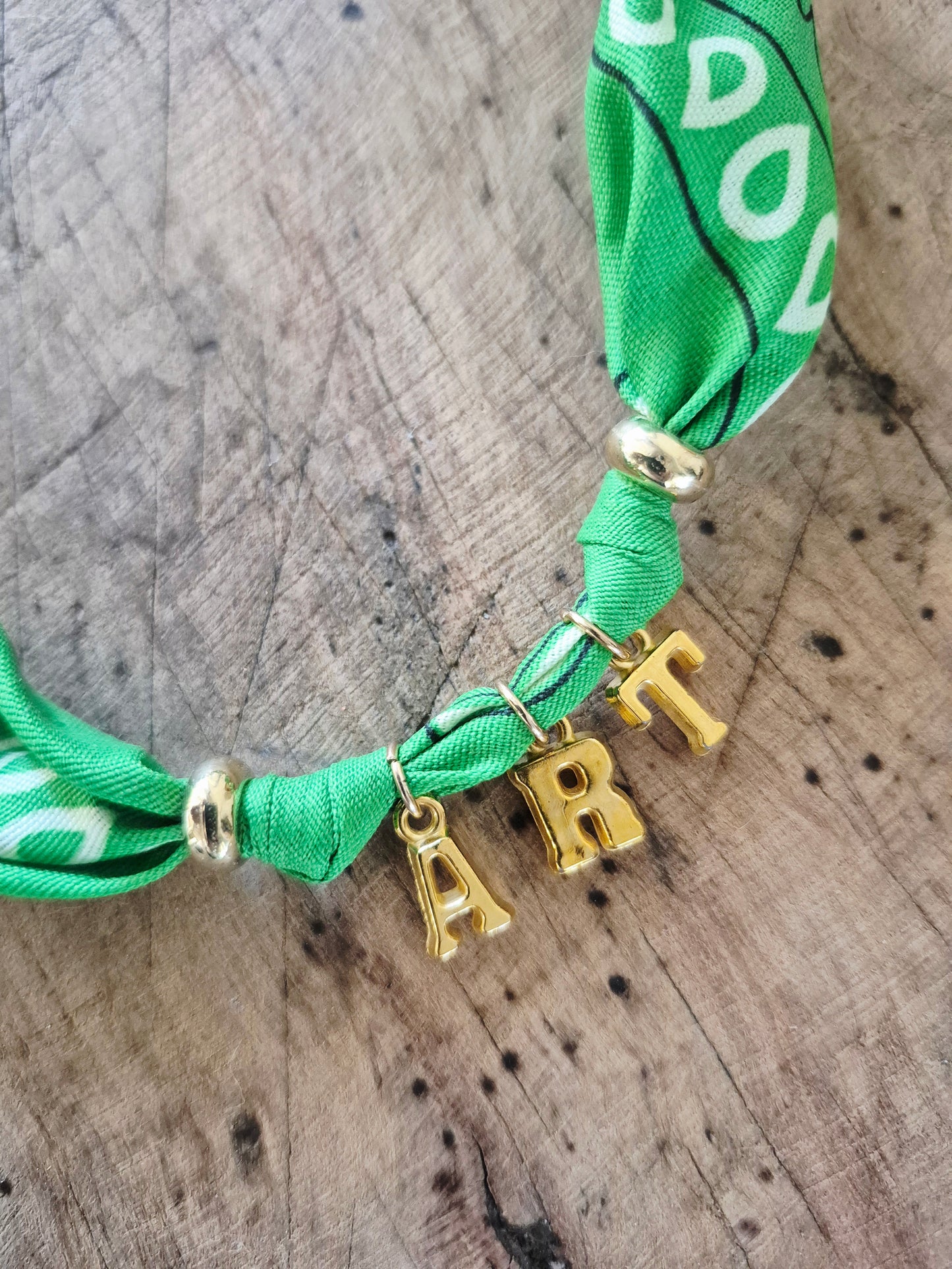 Collier bandana vert charms "Wild & Free"