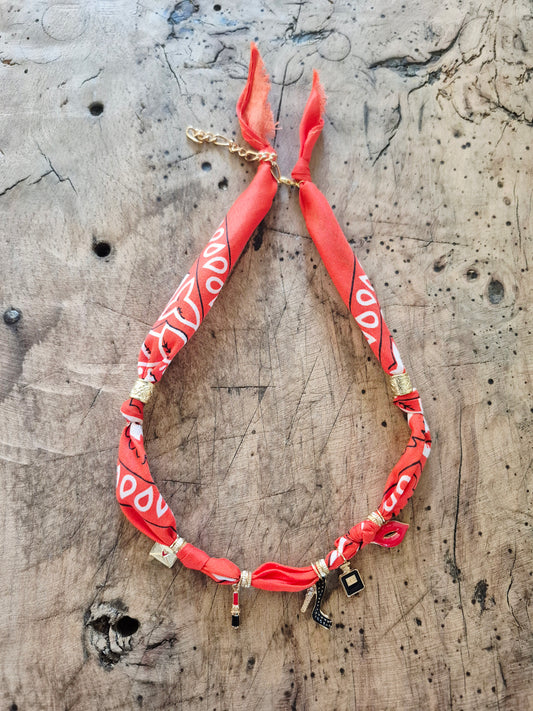 Collier bandana orange charms dorés "Wild & Free"