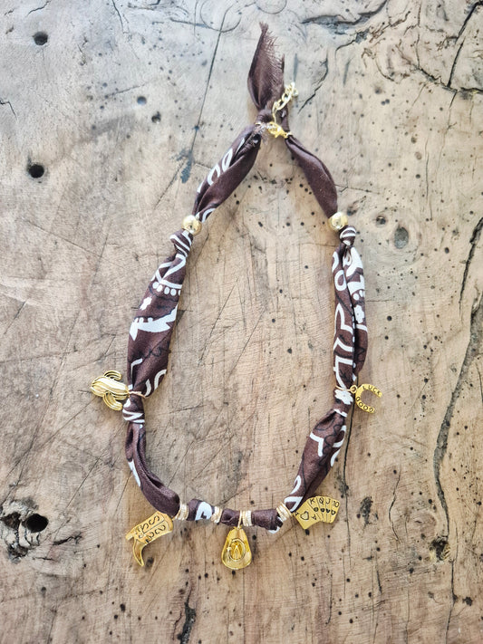 Collier bandana chocolat charms dorés "Wild & Free"