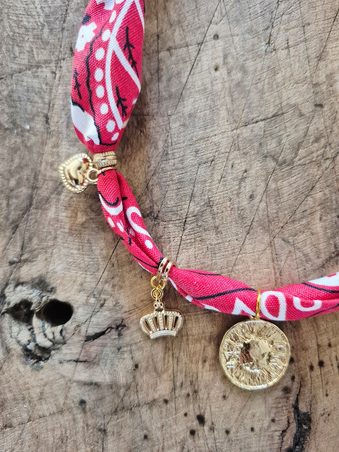 Collier bandana rouge charms "Wild & Free"