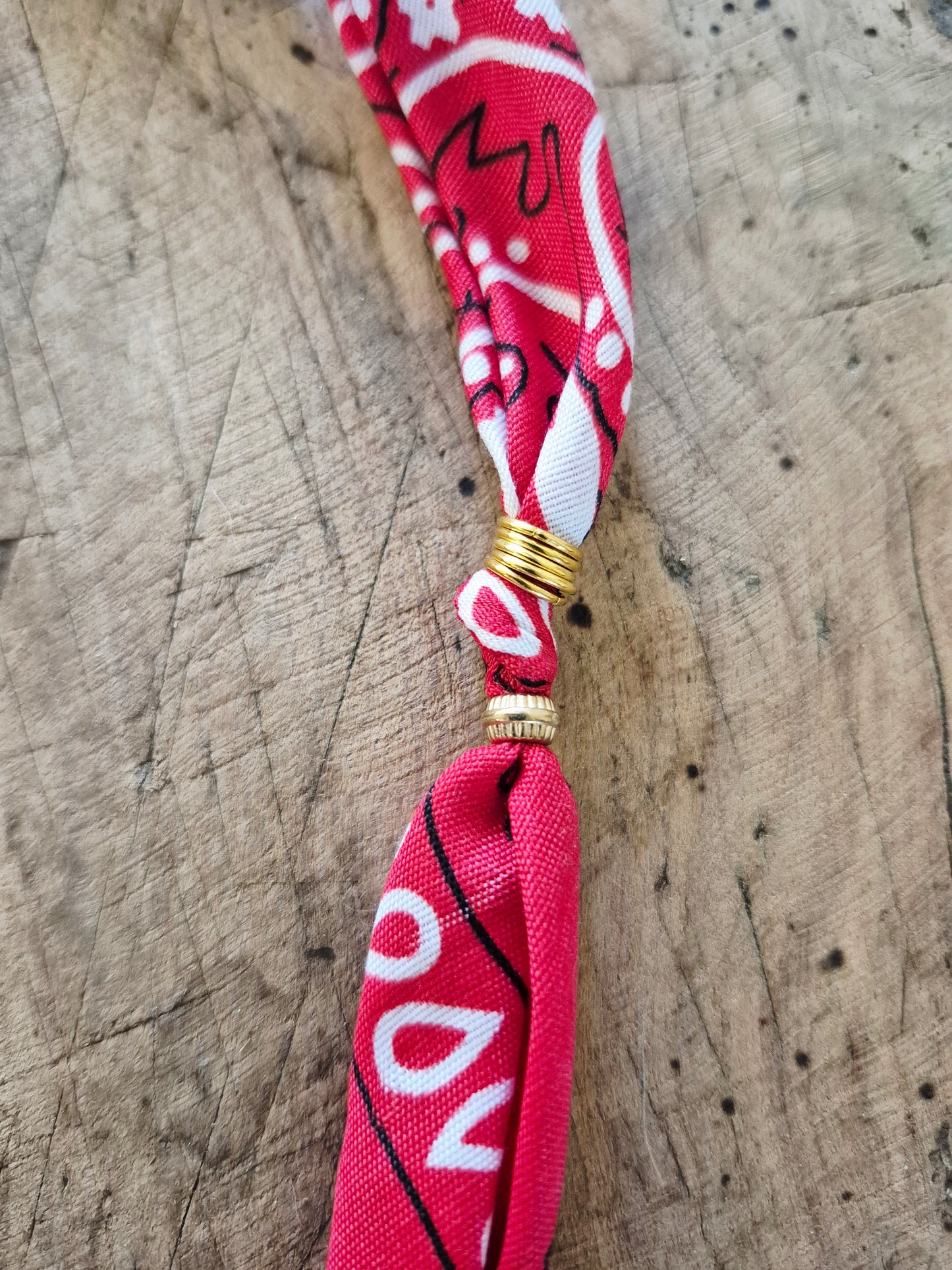 Collier bandana western rouge charms dorés "Wild & Free"