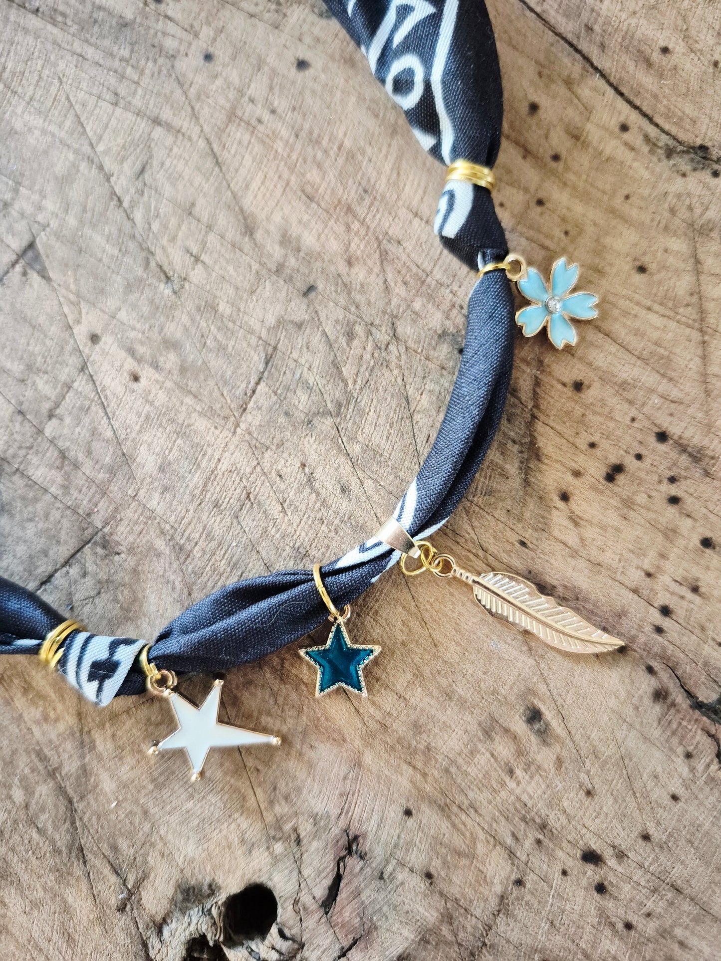 Collier bandana noir charms dorés "Wild & Free"