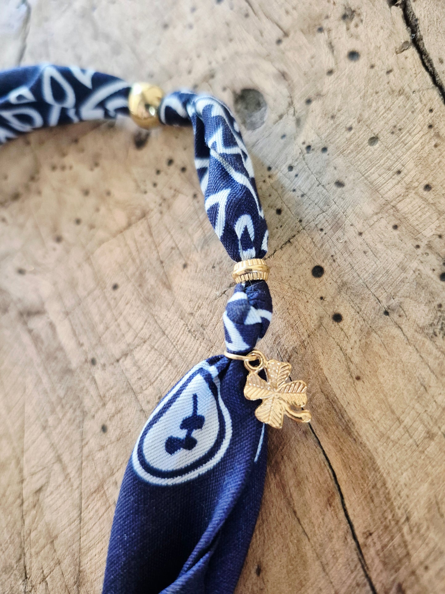 Collier bandana bleu navy charms dorés "Wild & Free"
