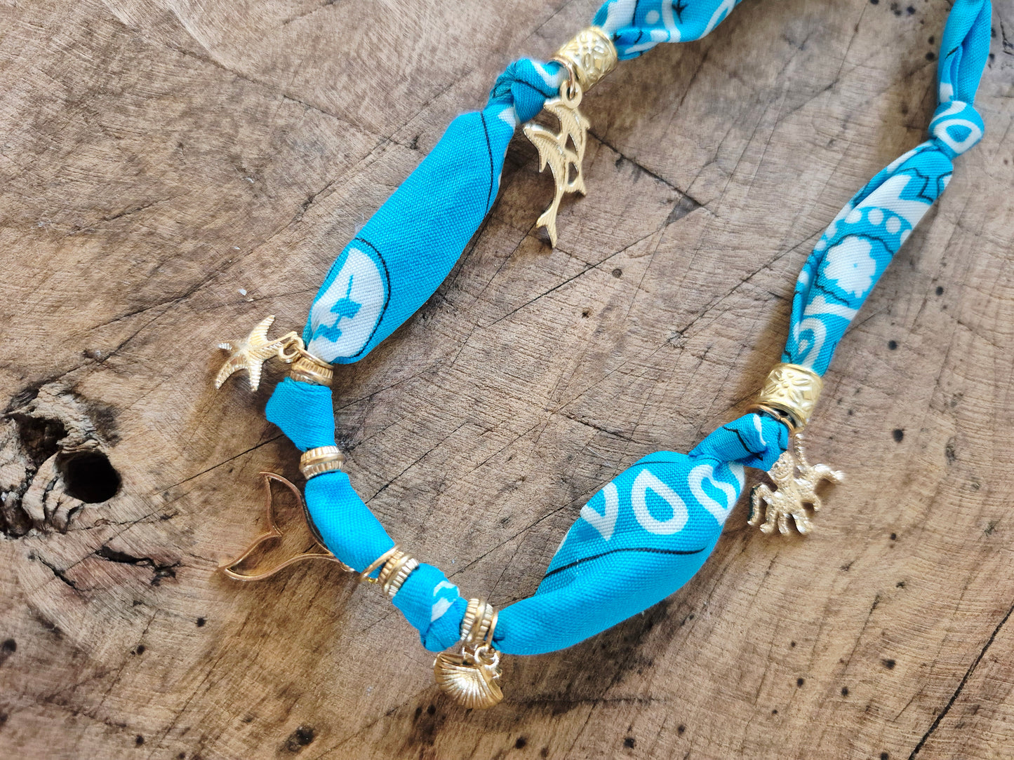 Collier bandana sea blue charms  dorés "Wild & Free"