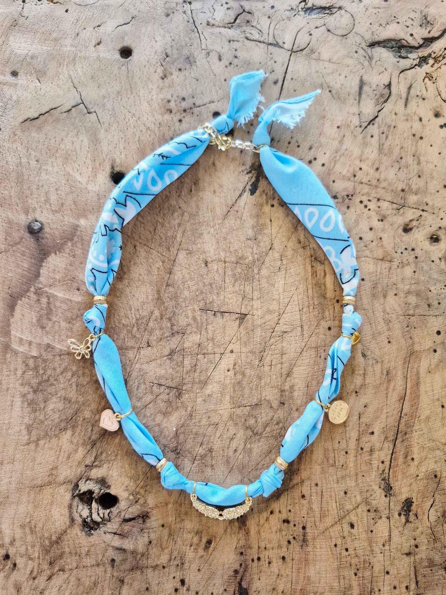 Collier bandana bleu ciel charms dorés "Wild & Free"