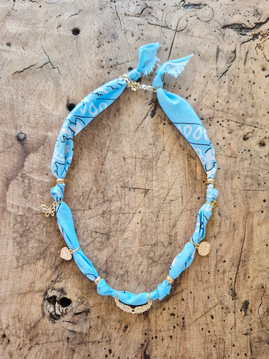 Collier bandana bleu ciel charms dorés "Wild & Free"