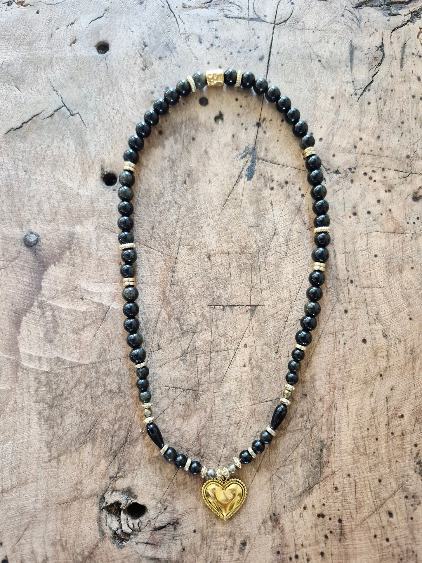 Collier talisman perles naturelles noir, charm Cœur martelé doré