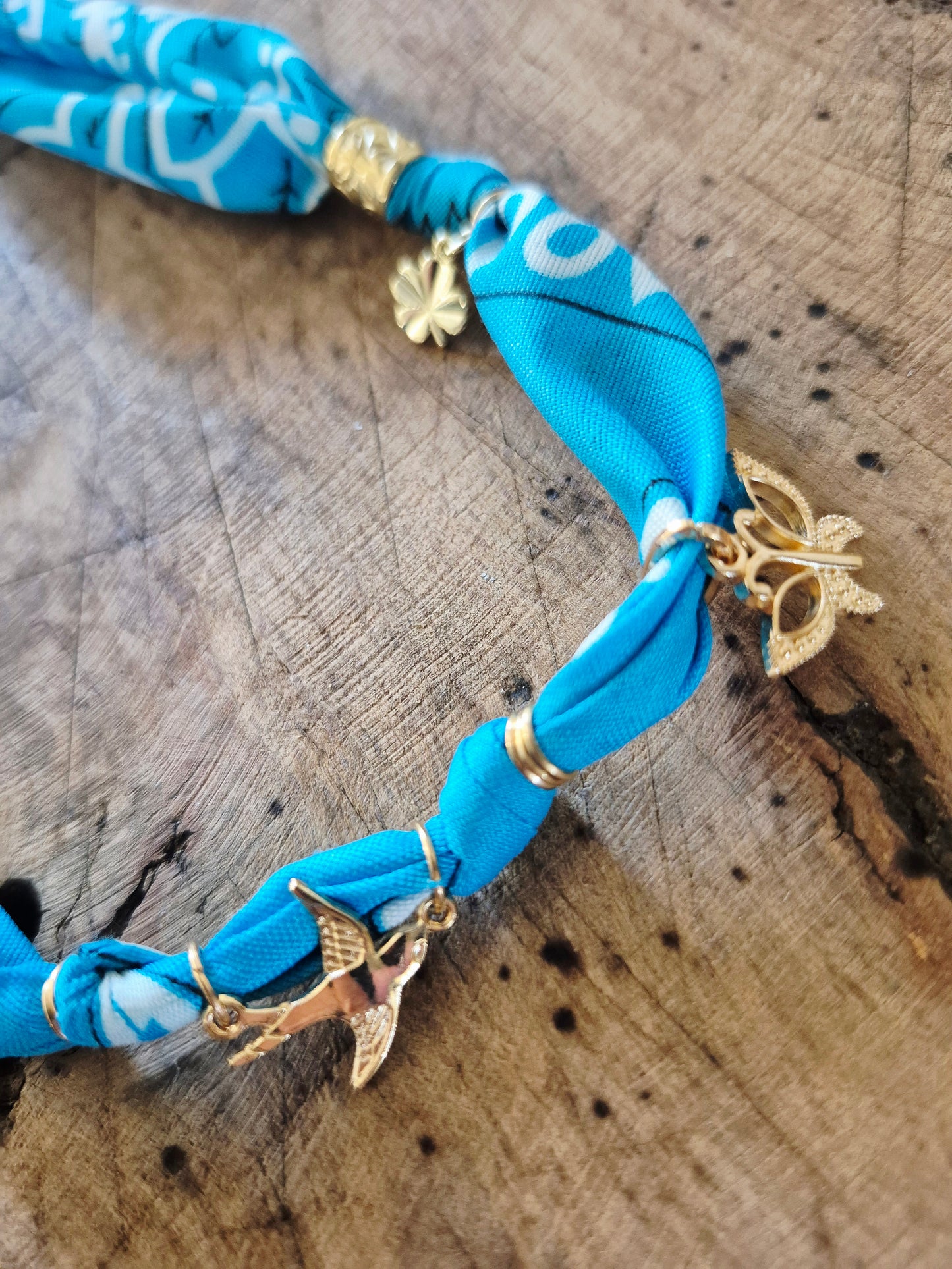 Collier bandana nature bleu  charms dorés "Wild & Free"