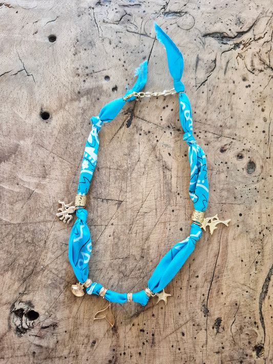Collier bandana sea blue charms  dorés "Wild & Free"
