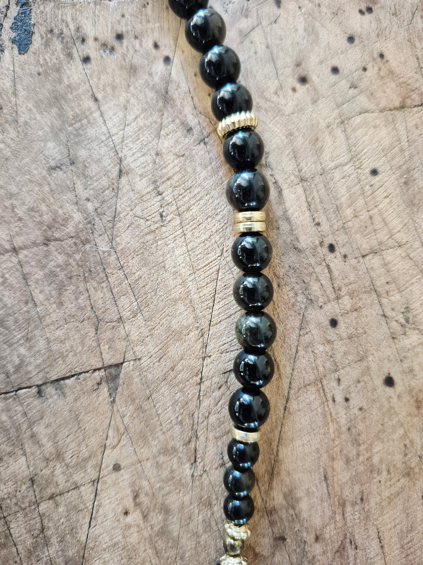 Collier talisman perles naturelles noir, charm Cœur martelé doré