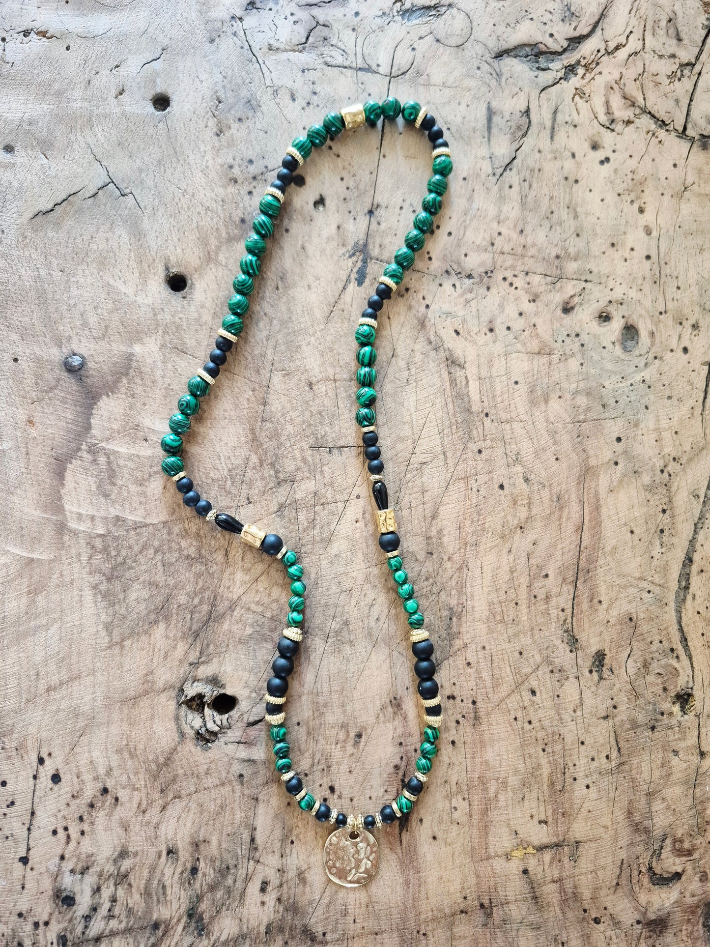 Collier talisman perles naturelles vert et noir, charm rond martelé doré