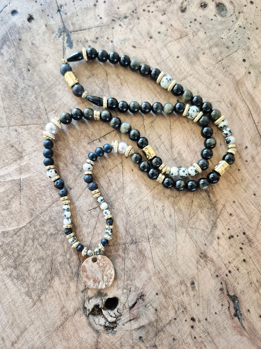Collier talisman perles naturelles noir, gris et blanc, charm rond martelé doré