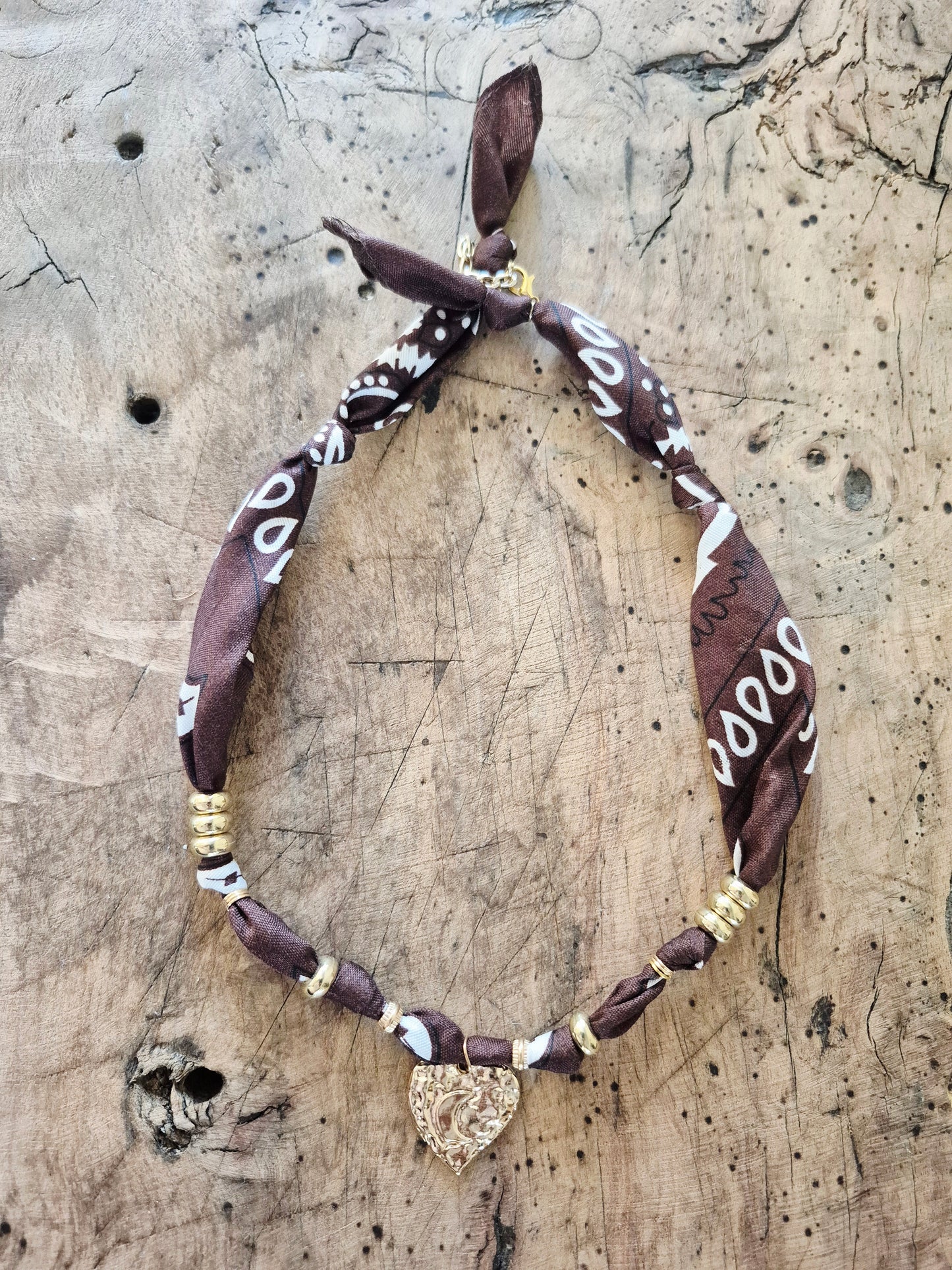 Collier bandana marron charm cœur doré "Wild & Free"