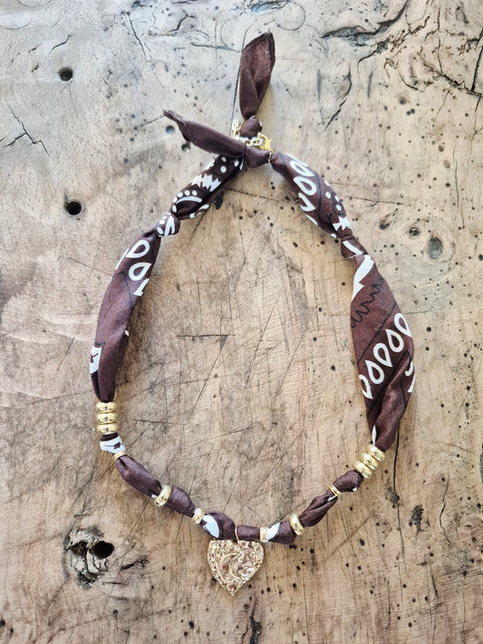 Collier bandana marron charm cœur doré "Wild & Free"
