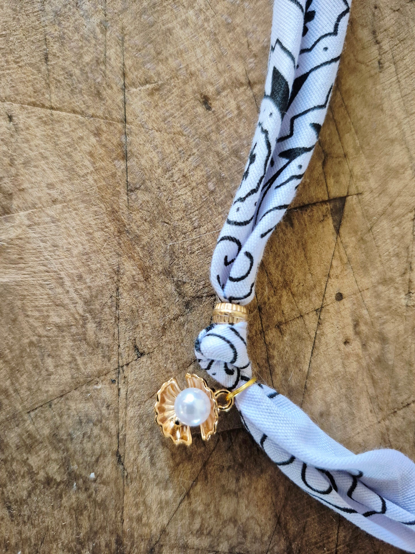 Collier bandana blanc charms dorés "Wild & Free"