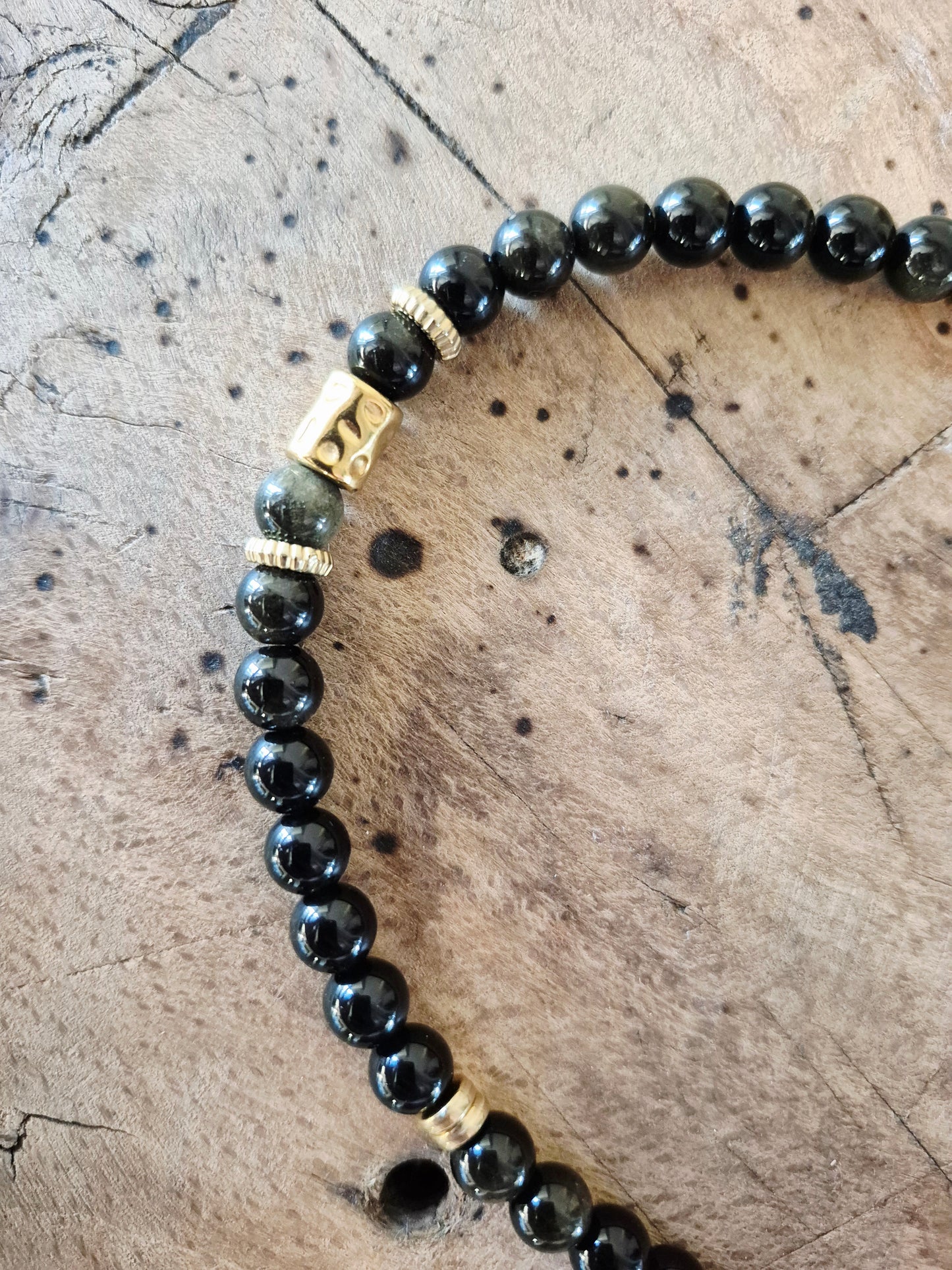 Collier talisman perles naturelles noir, charm Cœur martelé doré