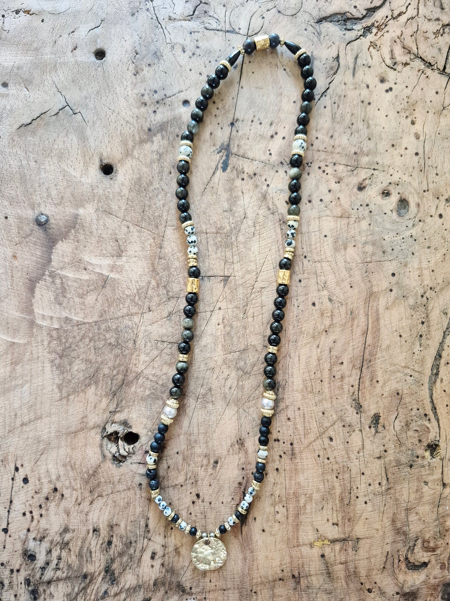 Collier talisman perles naturelles noir, gris et blanc, charm rond martelé doré