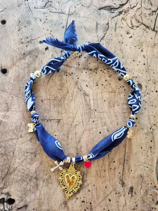 Collier bandana bleu navy charms dorés "Wild & Free"
