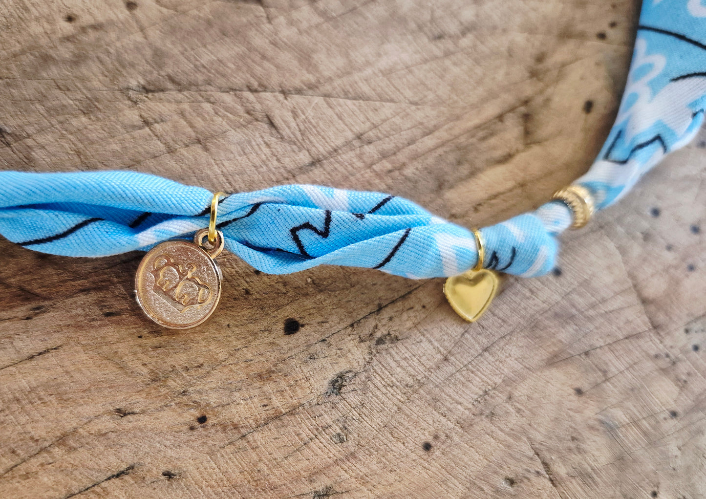 Collier bandana bleu ciel charms dorés "Wild & Free"