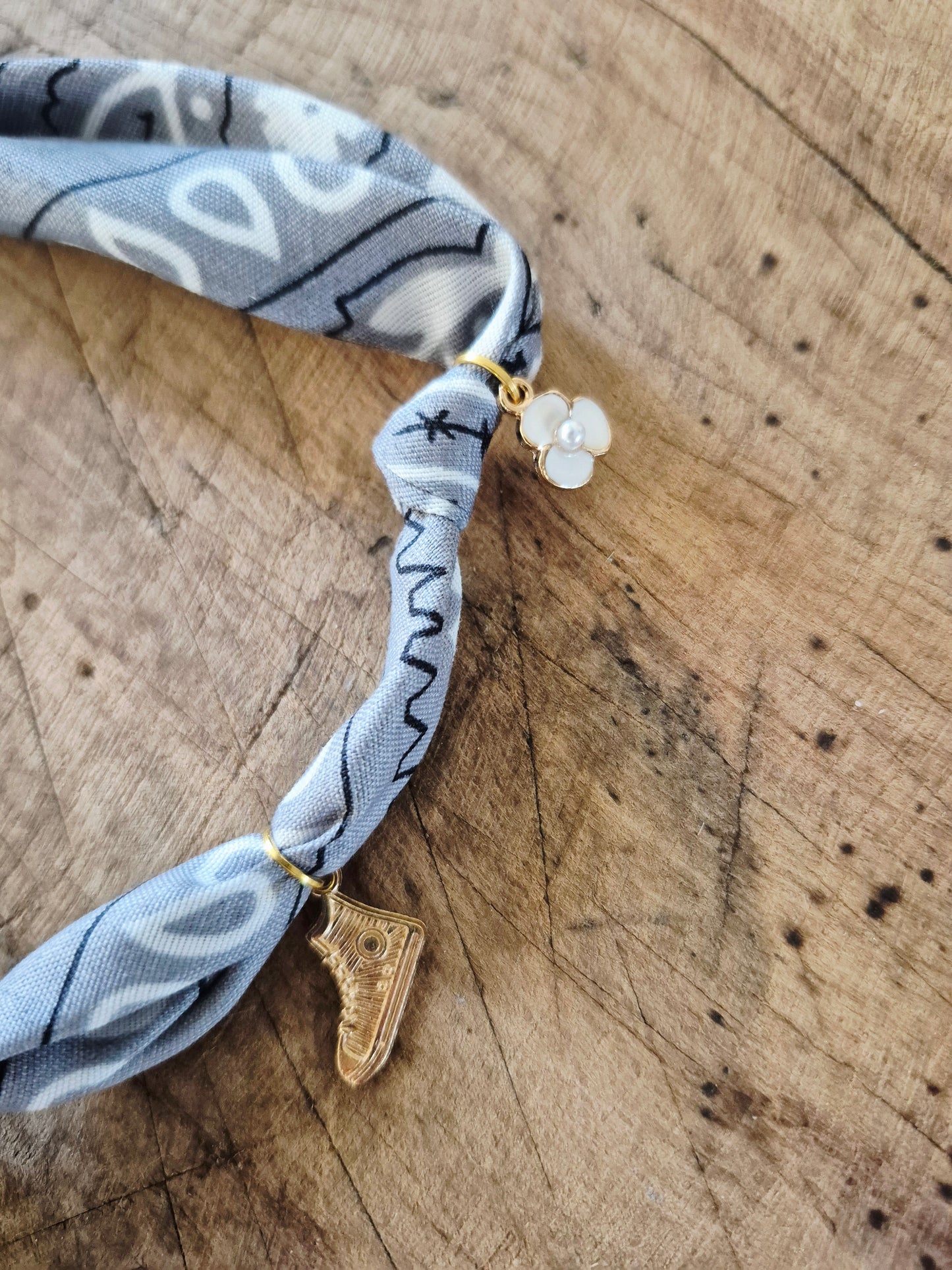 Collier bandana gris charms dorés "Wild & Free"
